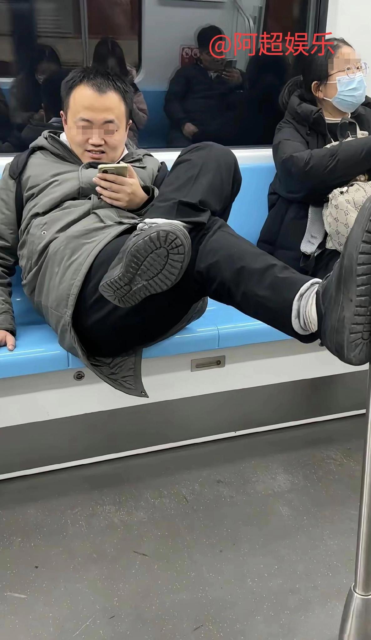 老天呐！他是怎么做到不尴尬的。没素质啊！路遇没素质的人