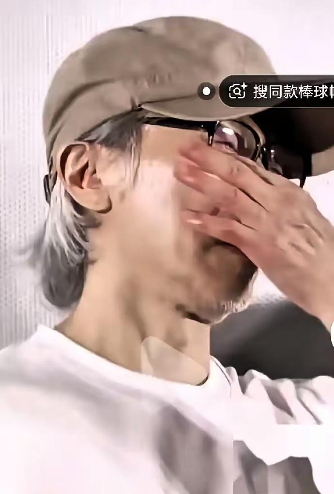 64岁的周星驰今天在台上泪崩了，因为18年前和他一起合作《长江七号》的徐娇，今天