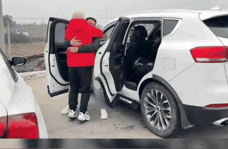 🌙泪目了，湖南一对兄弟的相处日常，没有轰轰烈烈的场面，却藏着最朴素的亲情。眼看