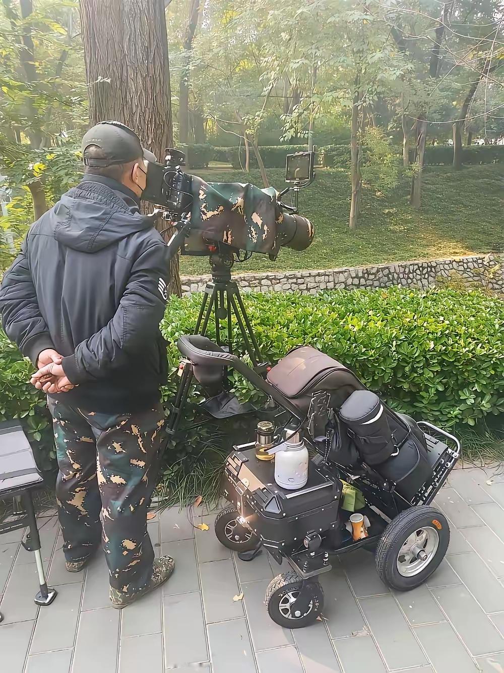 这个大爷的这套摄影设备，比专业摄影师的还要牛X[赞]