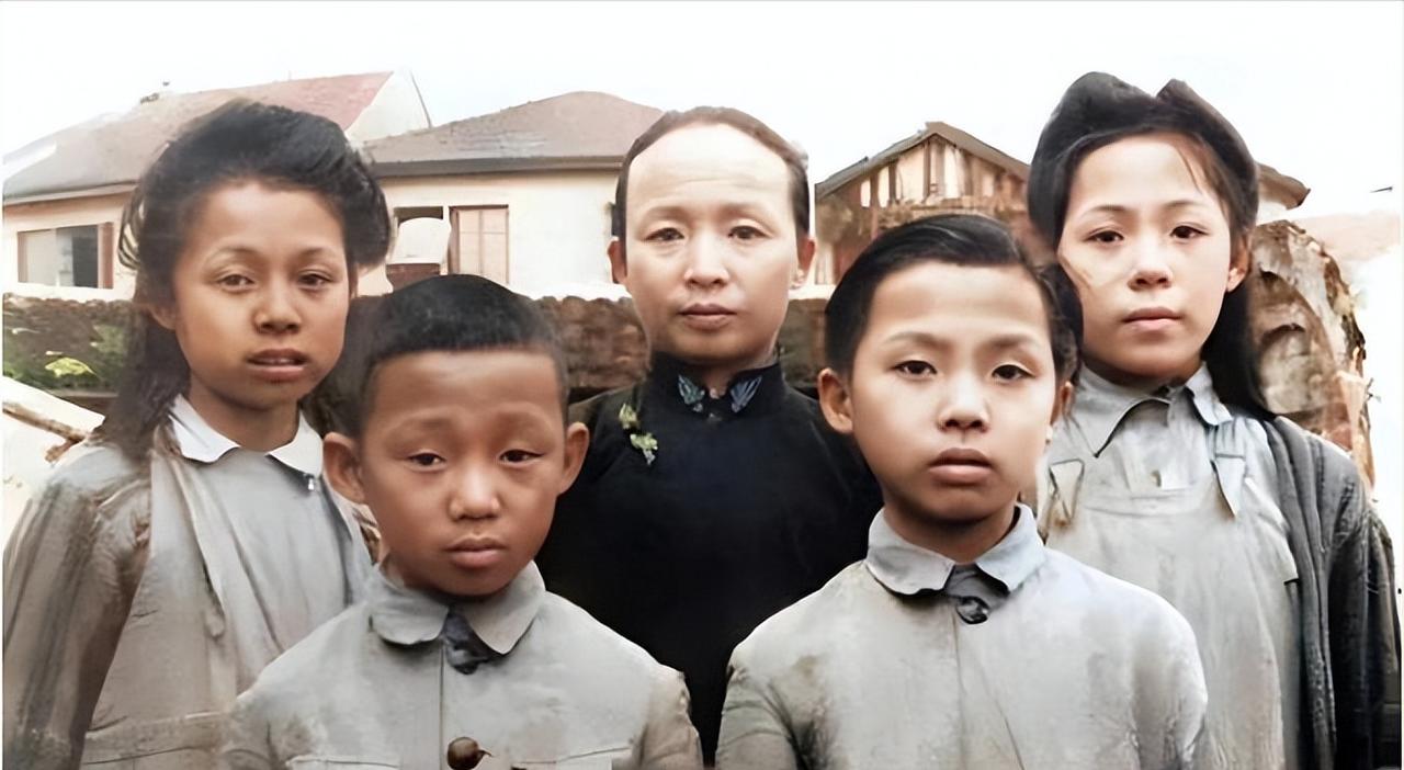 1937年，谢晋元率400人死守上海四行仓库，打退日军十多次进攻，一战成名。19