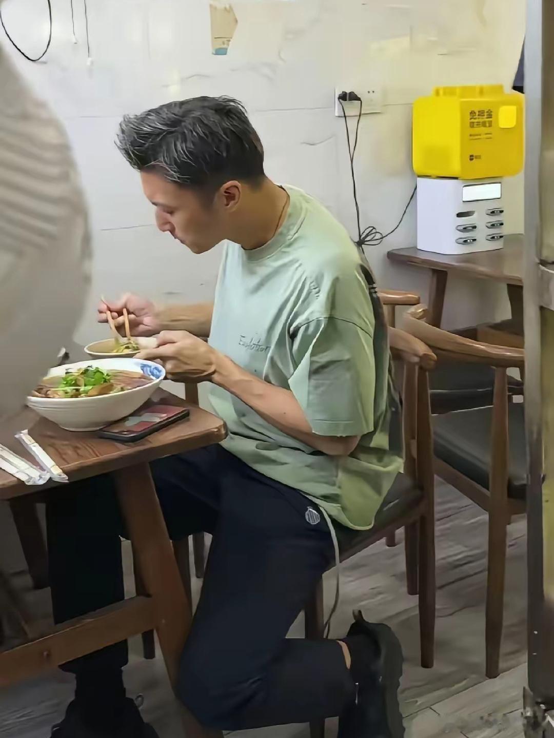 谢霆锋独自一人现身香港街边小吃部吃牛肉拉面时的一幕，​​​