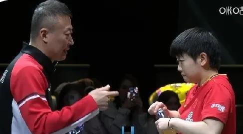 发现女队教练悄然发生变化，昨晚马琳是孙颖莎场下指导，李大成是陈幸同教练，而邱贻可