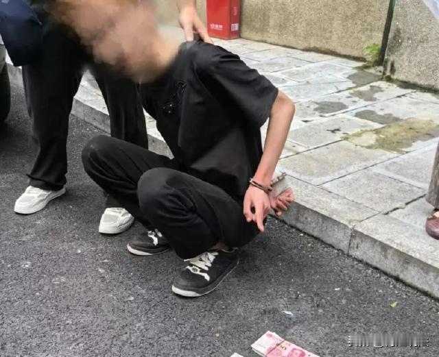 贵州，有一个大爷接到传唤电话，对方先亮明身份，说在按摩房里执行任务，现场抓获了一