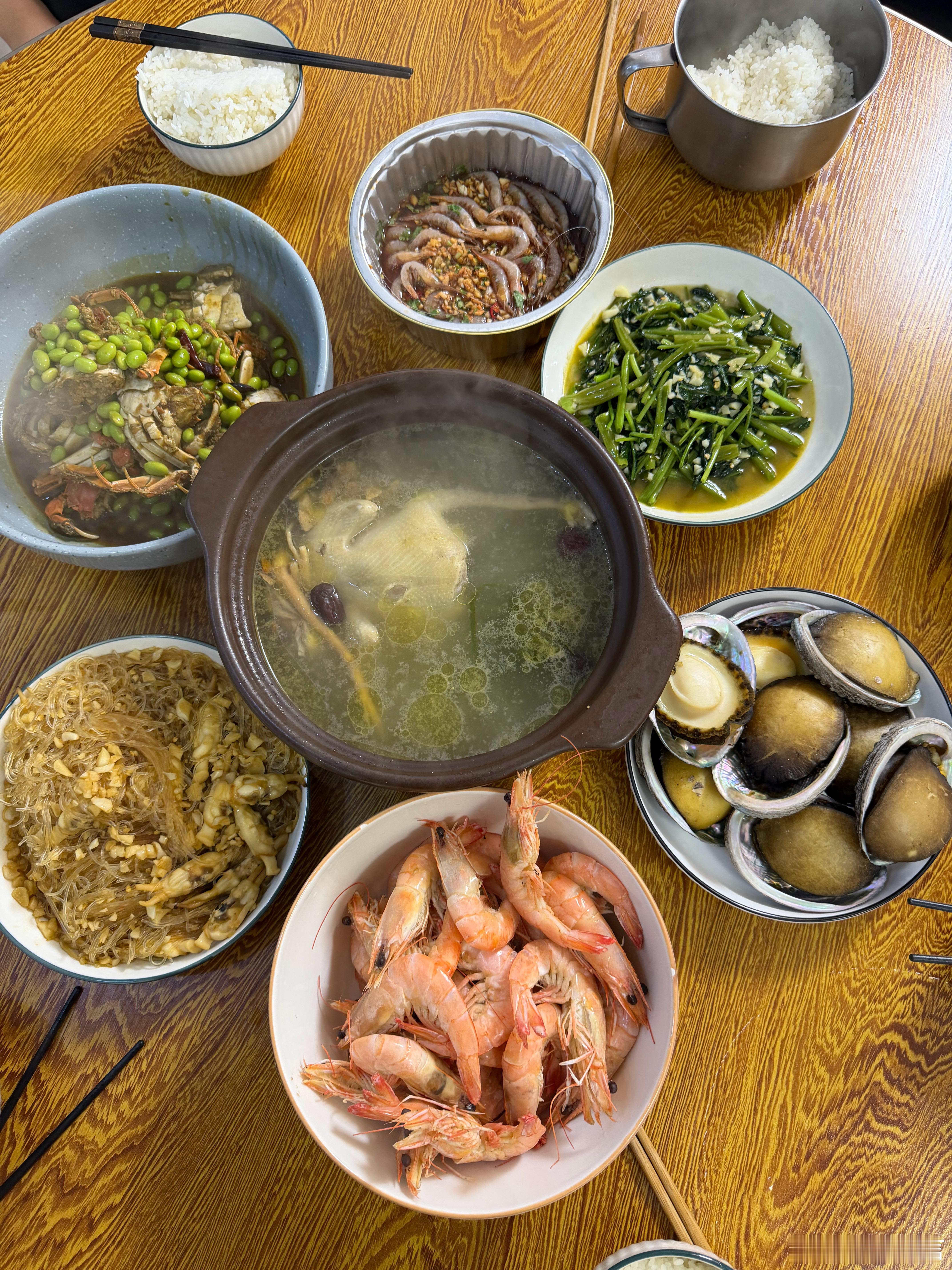 开饭开饭，鸽子汤，六月黄螃蟹，鲍鱼，虾都来了