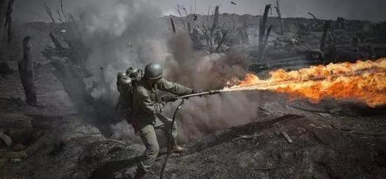 1945年，一支美军攻上冲绳岛后，发现一个日军躲藏的洞穴，暴怒的美军立即用火猛攻