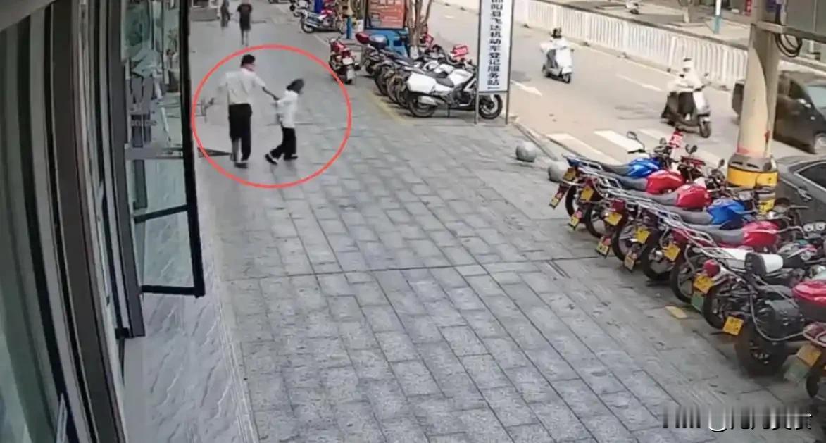 男子无故殴打老人后续：真容曝光社死，商户曝只为泄愤，警方介入2026年6月3日
