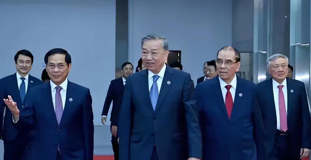 苏林现在强势而稳健，越发显得自信从容。看苏林与隔代老领导农德孟同框，苏林的身体语