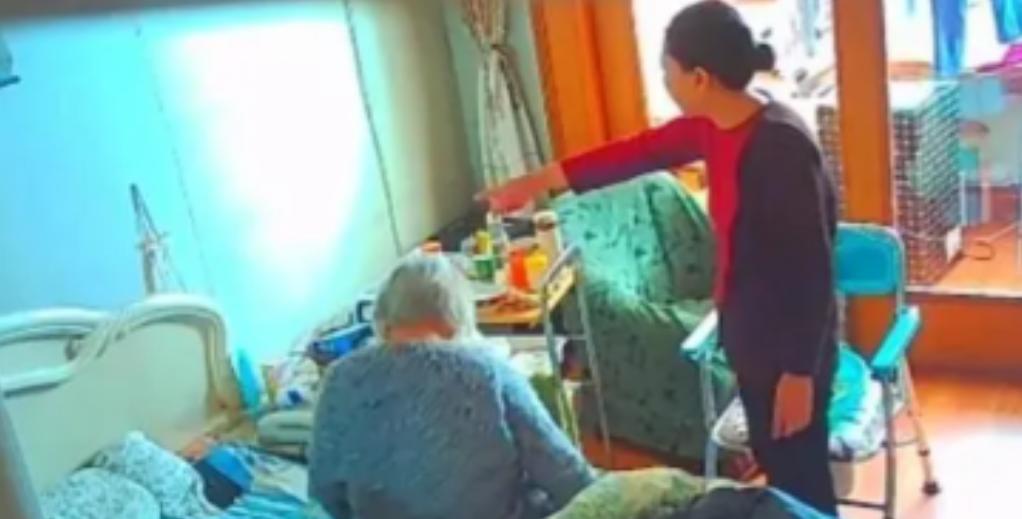 保姆要逆天了！上海一女子回国探望94岁公婆，保姆却扭扭捏捏不让进门，女子觉得奇怪