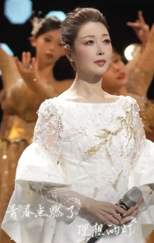 52岁了，一张脸居然没有医美痕迹，孙悦到底怎么做到的？《乘风2023》她压轴出场，全场姐姐合唱《祝你