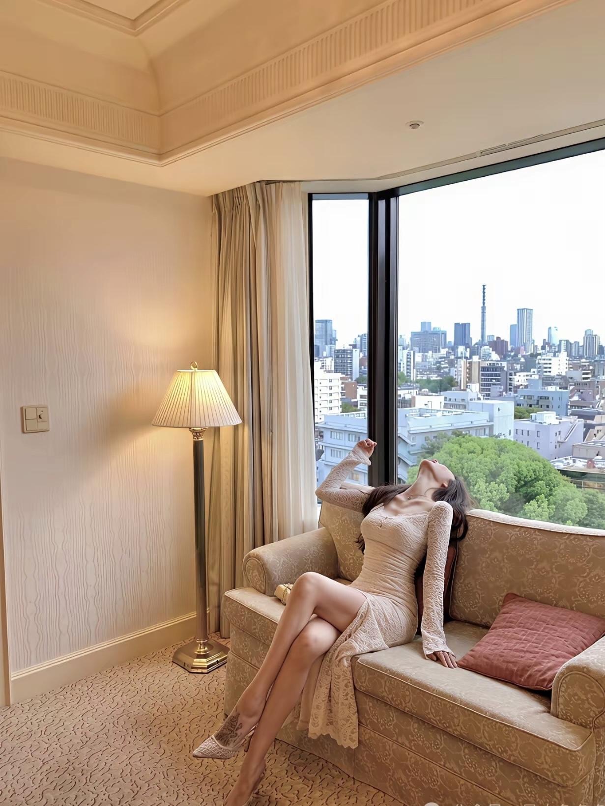 都市中的宁静时刻，窗边悠然自得