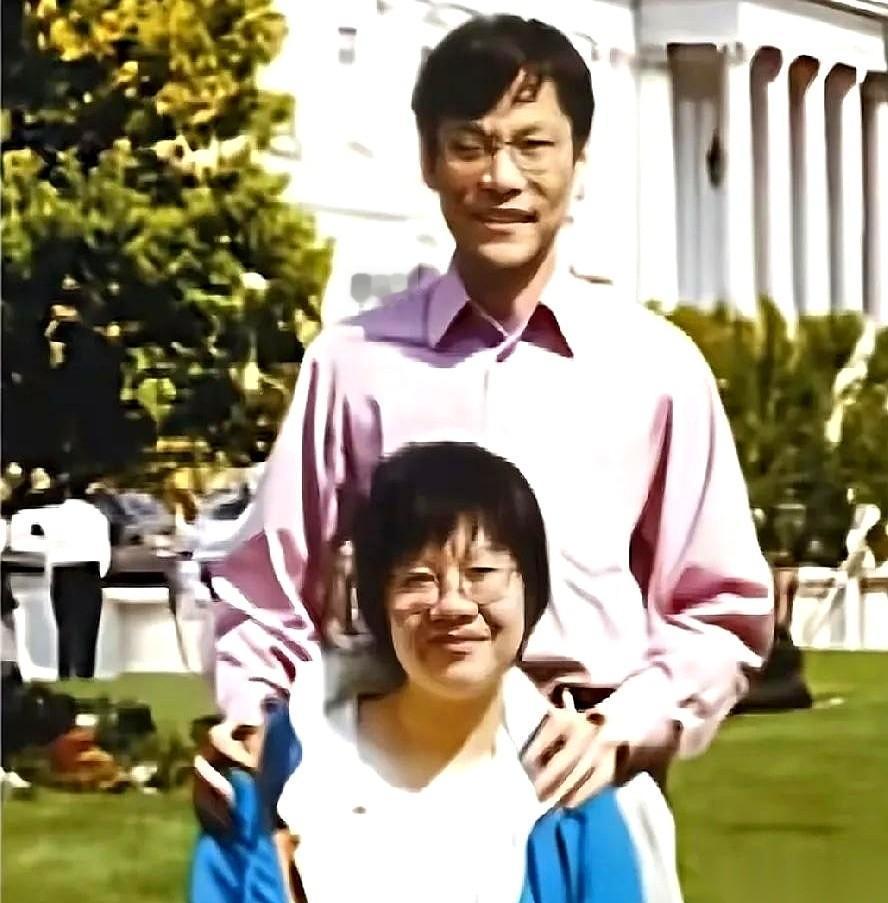 翻到一张九十年代末的老照片。镜头里，是当时还在美国的李国庆和俞渝。顺着这张老照