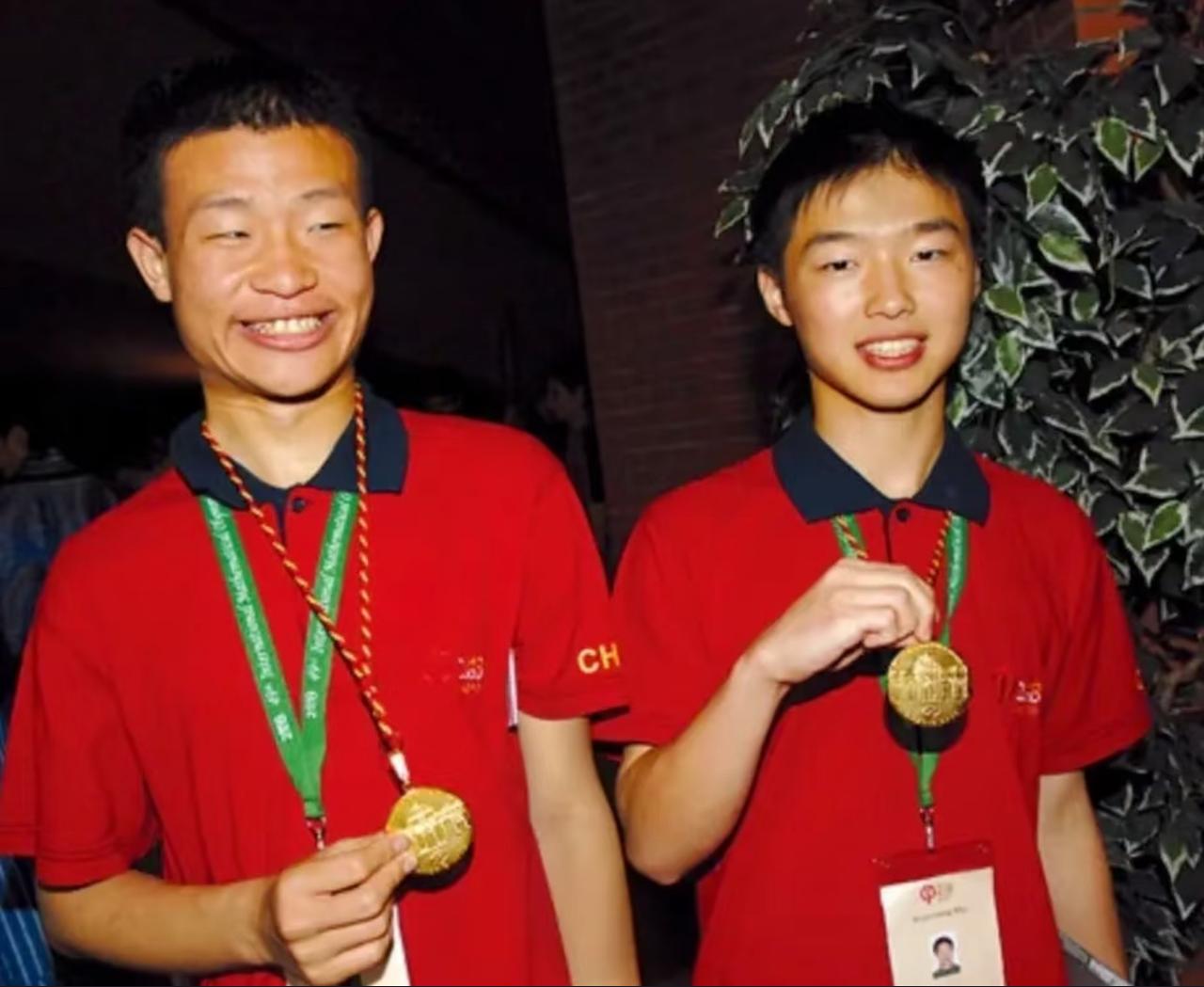 韦东奕之前还是爱笑的大男孩，走出校园之后感觉情绪越来越低沉，主要是外界环境太嘈杂