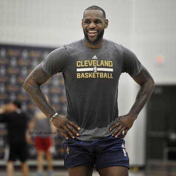 詹姆斯湖人图片_湖人年收入(2)