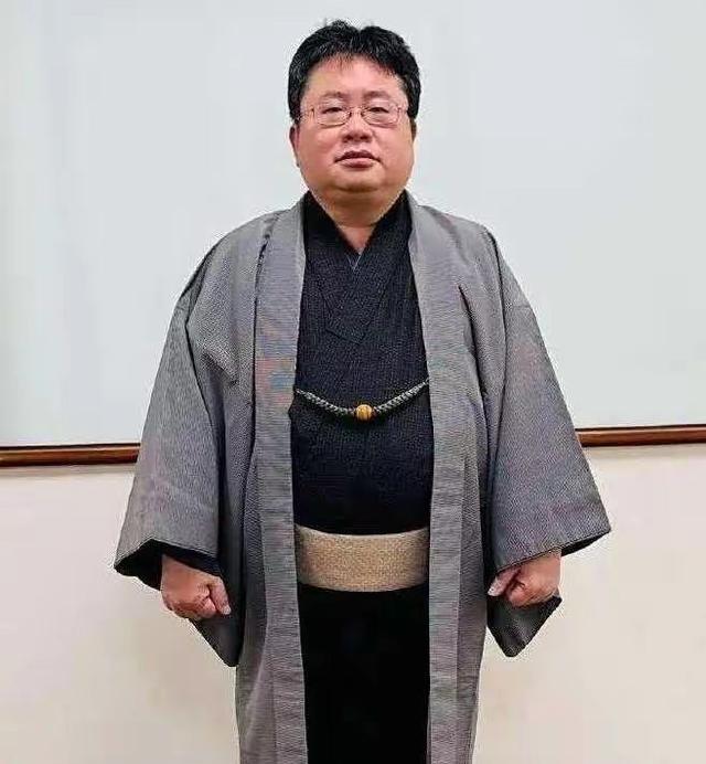 高市早苗疯狂反华，背后竟是两个中国败类在出谋划策?日本右翼政客高市早苗的反