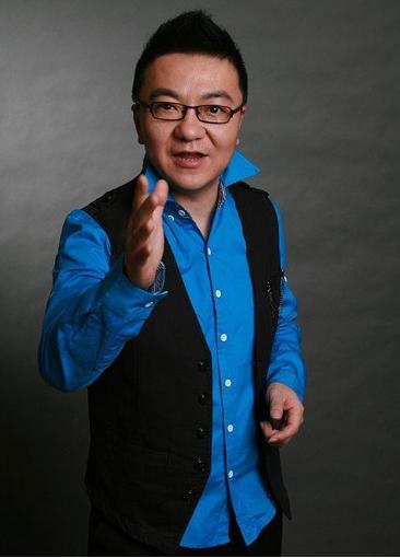 梅西刚敲定全资收购西乙埃登斯，球队帅位恰好空悬。巧的是，国内足坛顶流董路此时人就