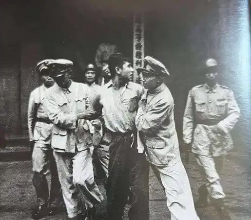 60多年后，人们才知道上刑场前他回头在找什么！他叫王孝和，24岁，上海人。那