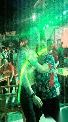 我天，这阿姨也太猛了吧。直接上手了！对着人家小伙子那身腱子肉，又摸又搓又捶的，