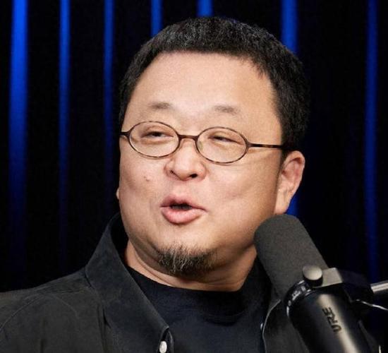 12月17日，罗永浩在节目中自曝与老东家俞敏洪长达19年的恩恩怨怨，节目中他围绕