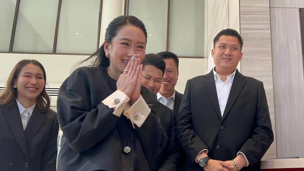 佩通坦现身为泰党党部出席为泰党推举总理候选人活动。不得不说，佩通坦现在无官一