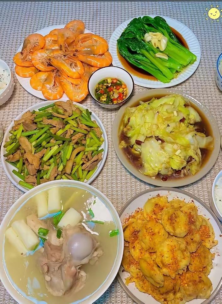 刚推开女儿家门，我就愣住了——小两口正陪着孩子在客厅玩，饭桌上居然摆着满满当当的