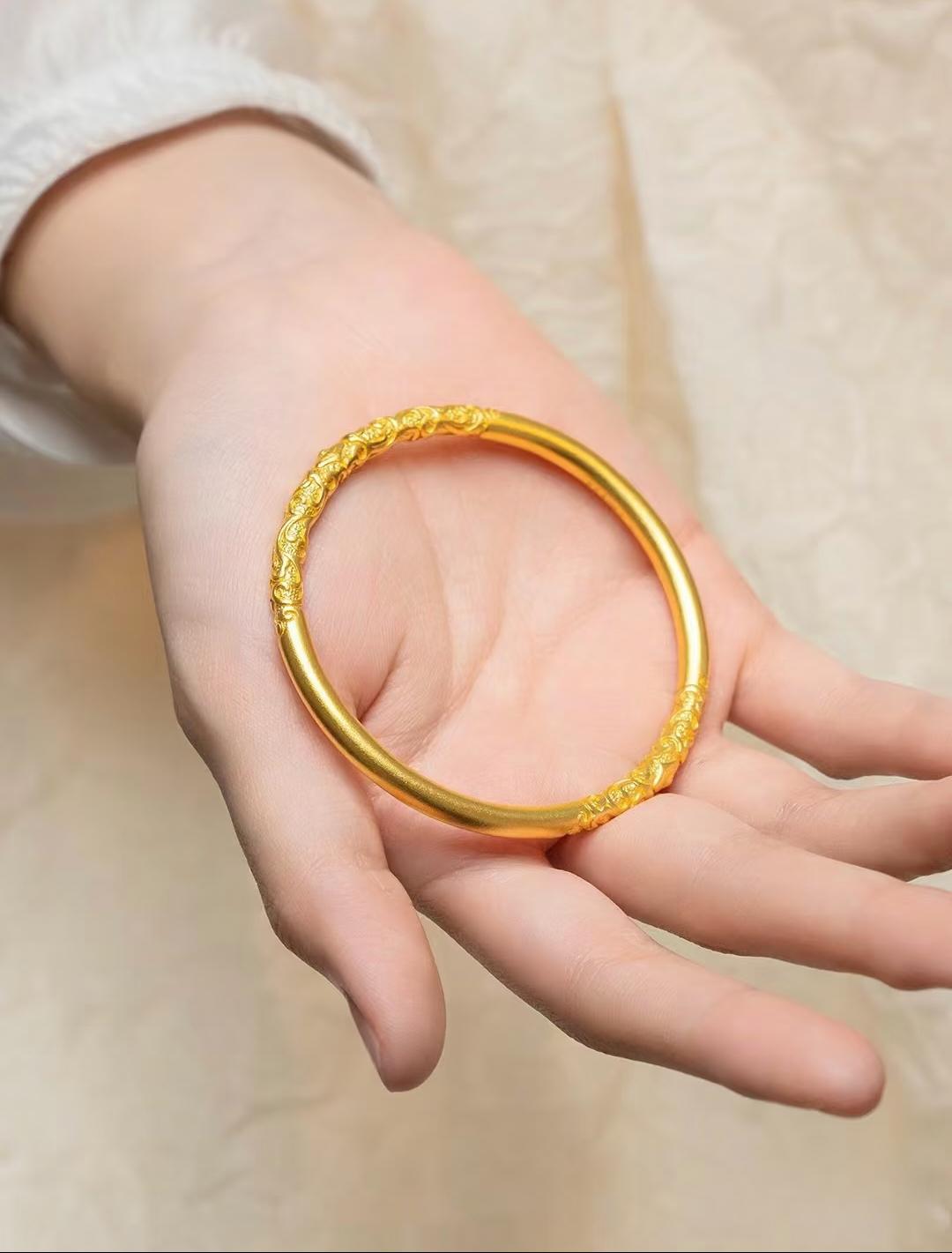 万万没想到！年轻人买黄金，早已不逛金店了！金价越高，金店越冷清！原来9