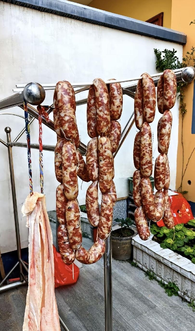 昨天在肉铺灌了11斤香肠，老板临走特意提醒别晒太阳。以前都是挂在阳台暴晒几天就成