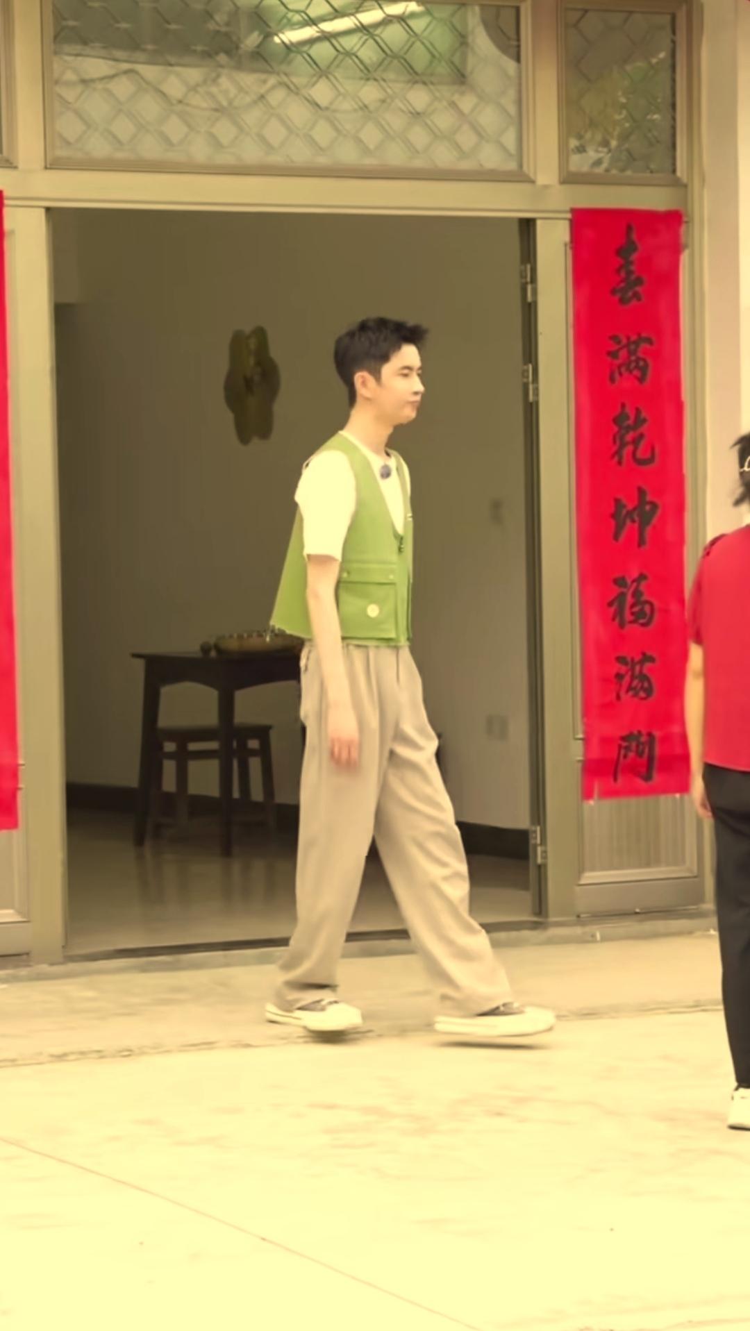 他当初在乡下支教应该是他最放松最快乐的时光吧！看他旁边这位穿大红色短袖的中年妇