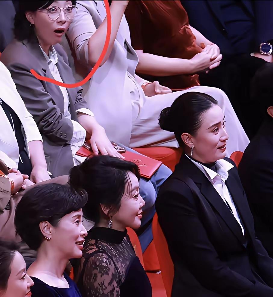 宋佳拿下飞天奖那一刻，后排这位戴眼镜女演员眼睛一下子瞪圆，表情特别真实，长相清秀