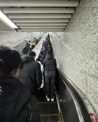 箭头子一穿，东北饭局气场自动加满。迪桑特成功拿下了老铁们的审美，很多人甚至不知道