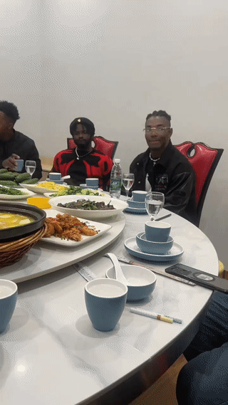 非洲黑人在中国生活彻底爱上了中国的美食。他们吃东西好像都不怎么挑食？酸、甜、