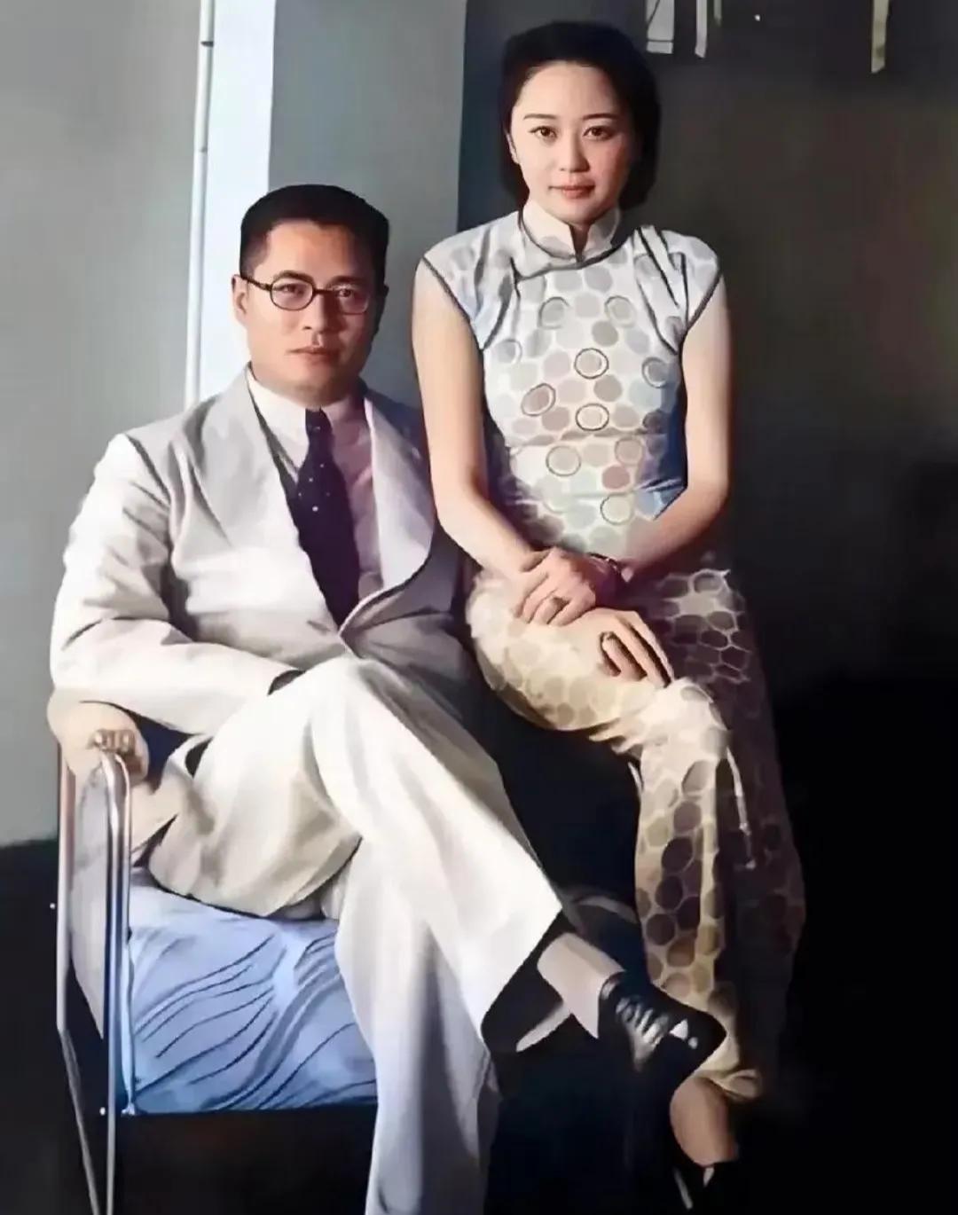 民国时期，才子配佳人的天花板！这张照片拍摄于1930年，宋子文翘着二郎腿，踌躇