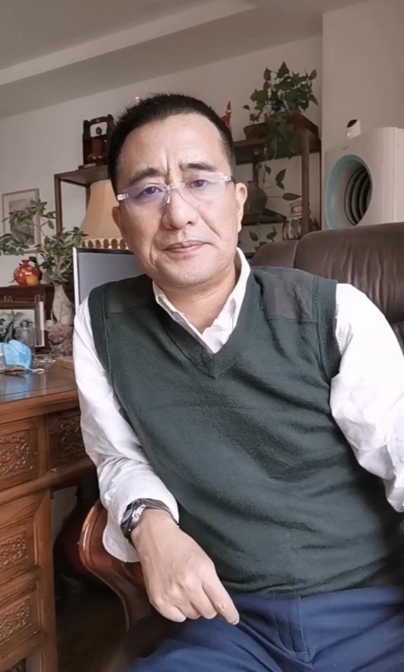 之前的一个同事升级做了爷爷，大家都恭喜他。他在吐槽，媳妇生孩子，出钱出力的是我们