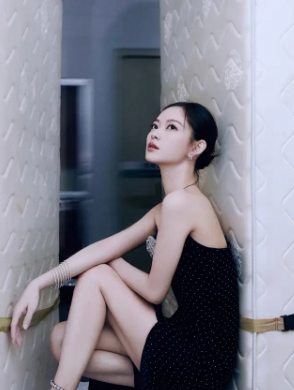 陈雨锶无肩带裙秀黑波点美腿直男被“拽”进午夜场
