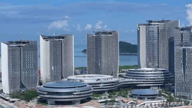 南山装不下腾讯了？为什么要花319亿，建一座“企鹅岛”办公。2026年5月，