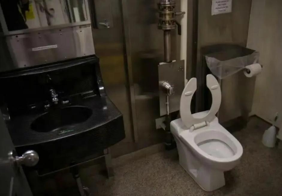 笑死！美军最牛航母被马桶干翻了？福特号号称11万吨的“海上城市”，结果650