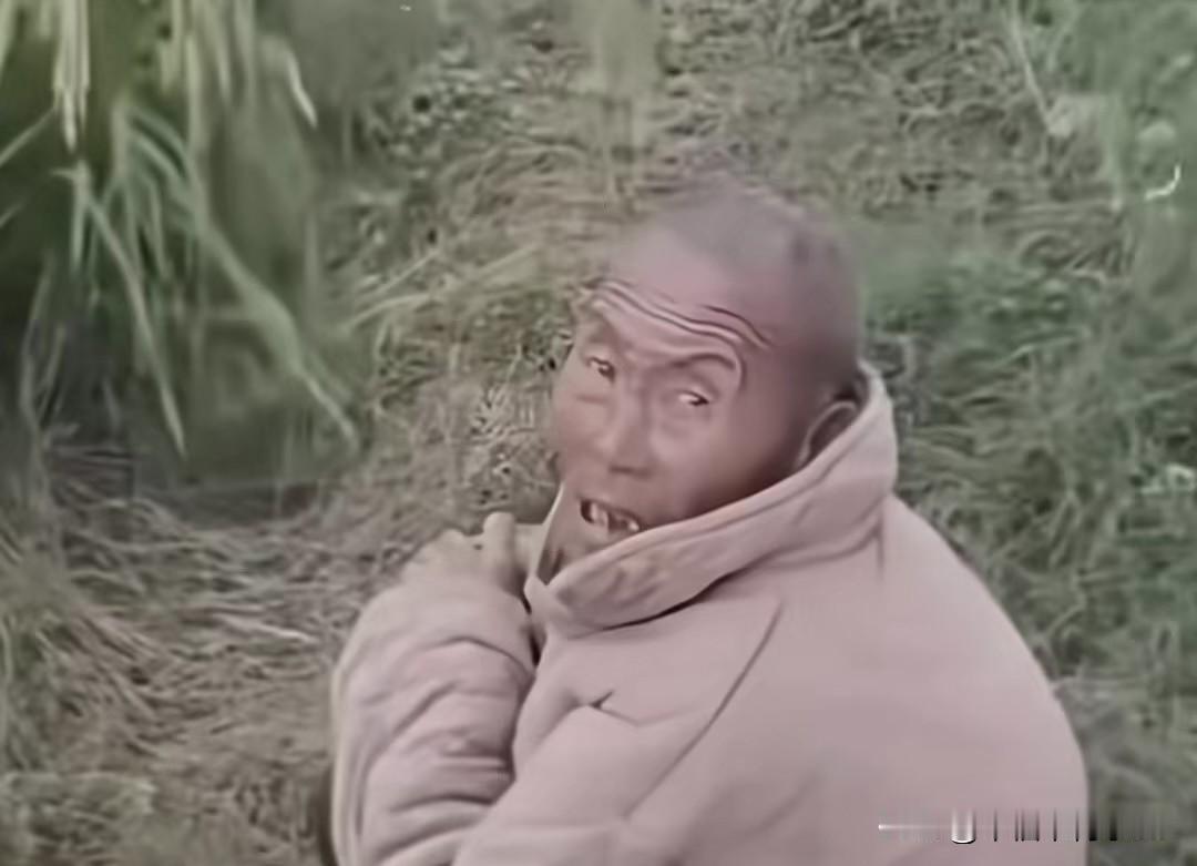 随口造谣毁老人，还好有网友看不下去为真相奔走！有个大爷在田里捡掉落的稻谷，