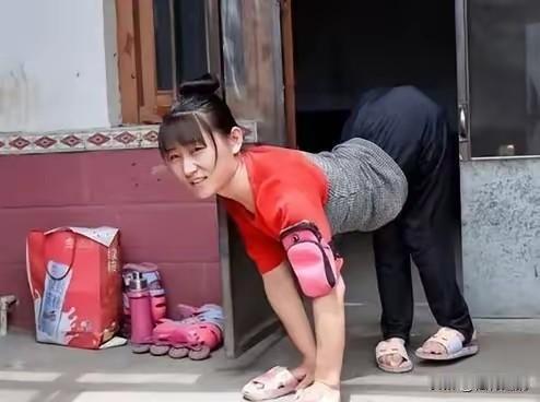 山东一名靠爬行维持生活的女子，在24岁时嫁给了一个46岁的单身男人，婚后
