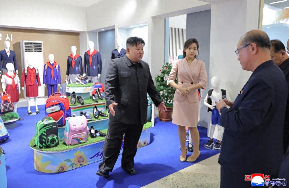 金正恩携妻女视察服装鞋展: 鼓励发展朝鲜民族服装, 激发人民爱国热情