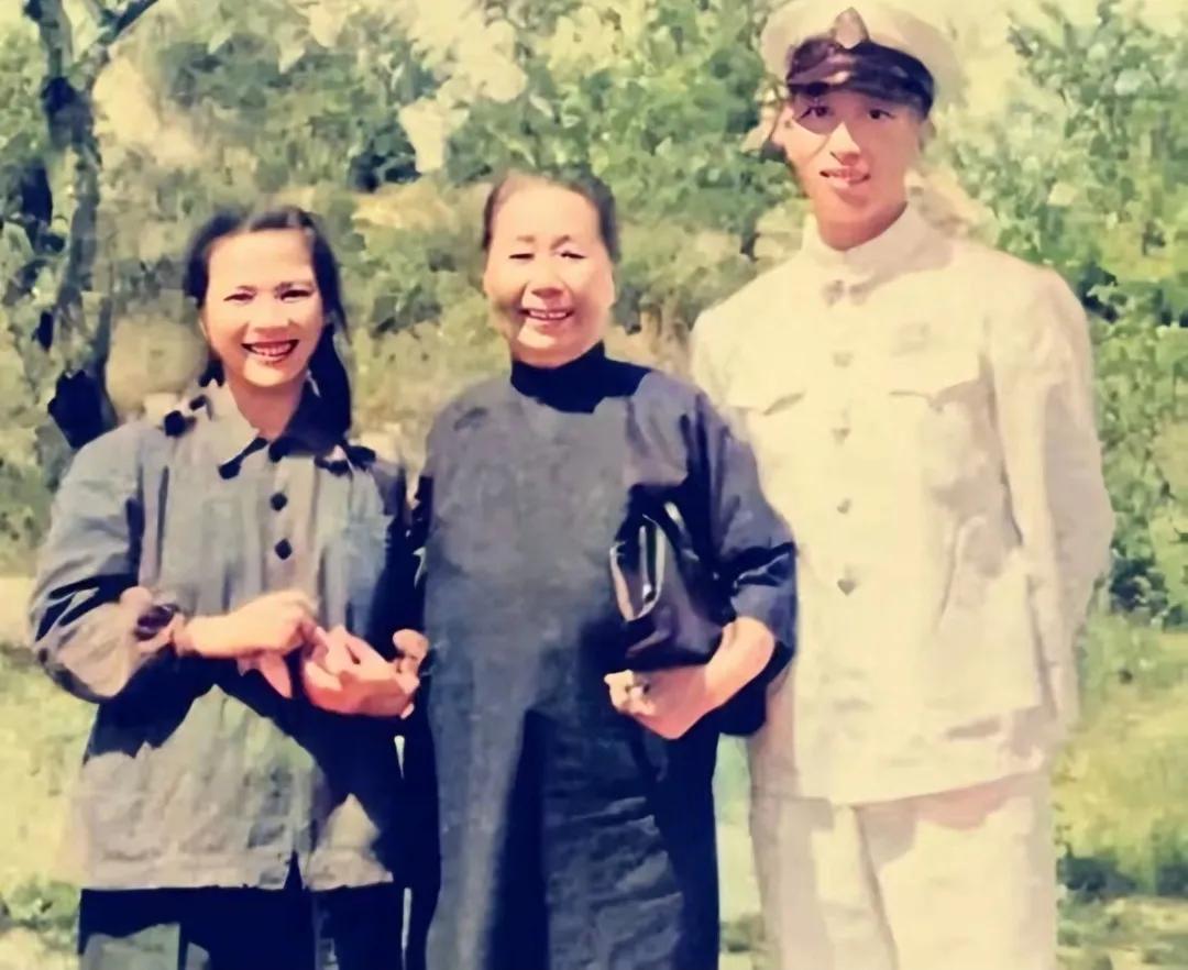 1906年，31岁的张作霖强势娶了18岁的许澍旸。大婚当夜，张作霖搂着许澍旸纤细