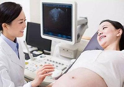 产妇顺产娩下7斤男宝, 当孩子抱出来那一刻, 家人却强烈拒绝认领!