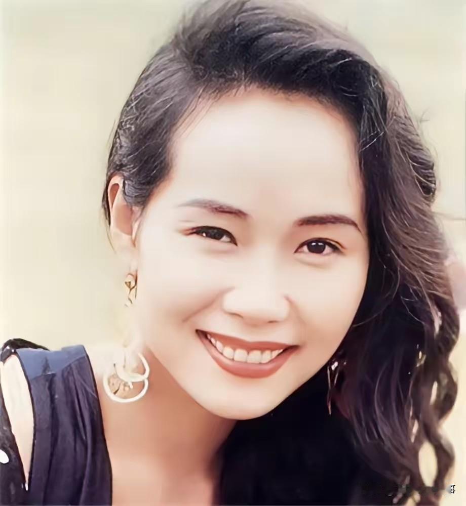 叶童回应亲哥哥李中宁当保安。叶童说，我知道他现在在香港当保安，收入很低，但我不会