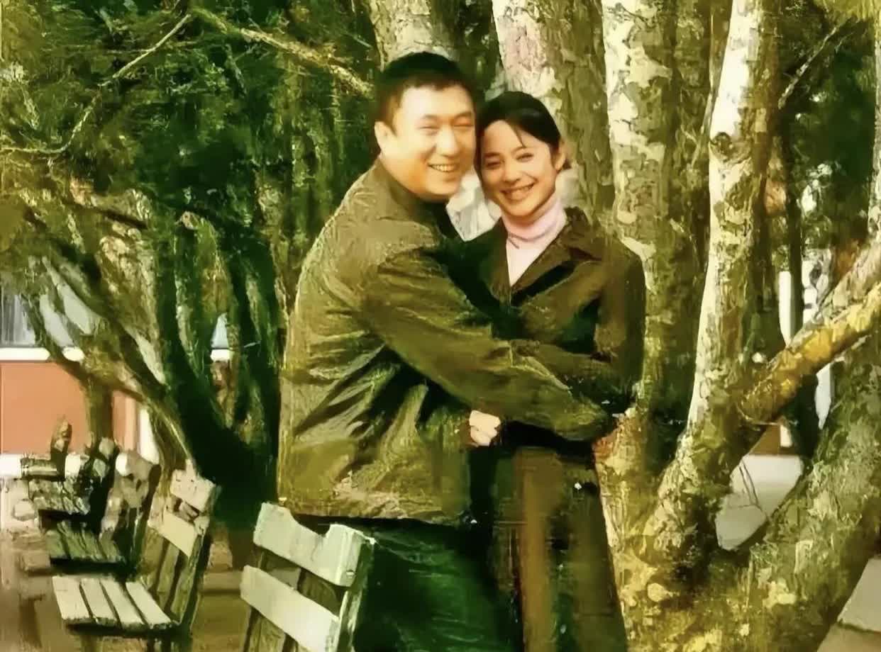 孙红雷早期有张合影照片，照片里他旁边站着位笑容超灿烂的女生。大家纷纷猜测，有人说