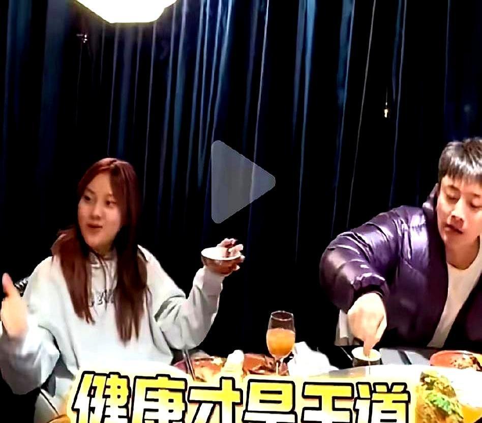 13岁女儿在饭桌上夺下了她爸的筷子。你没看错，是贾乃亮。他刚想碰雪碧，甜馨一