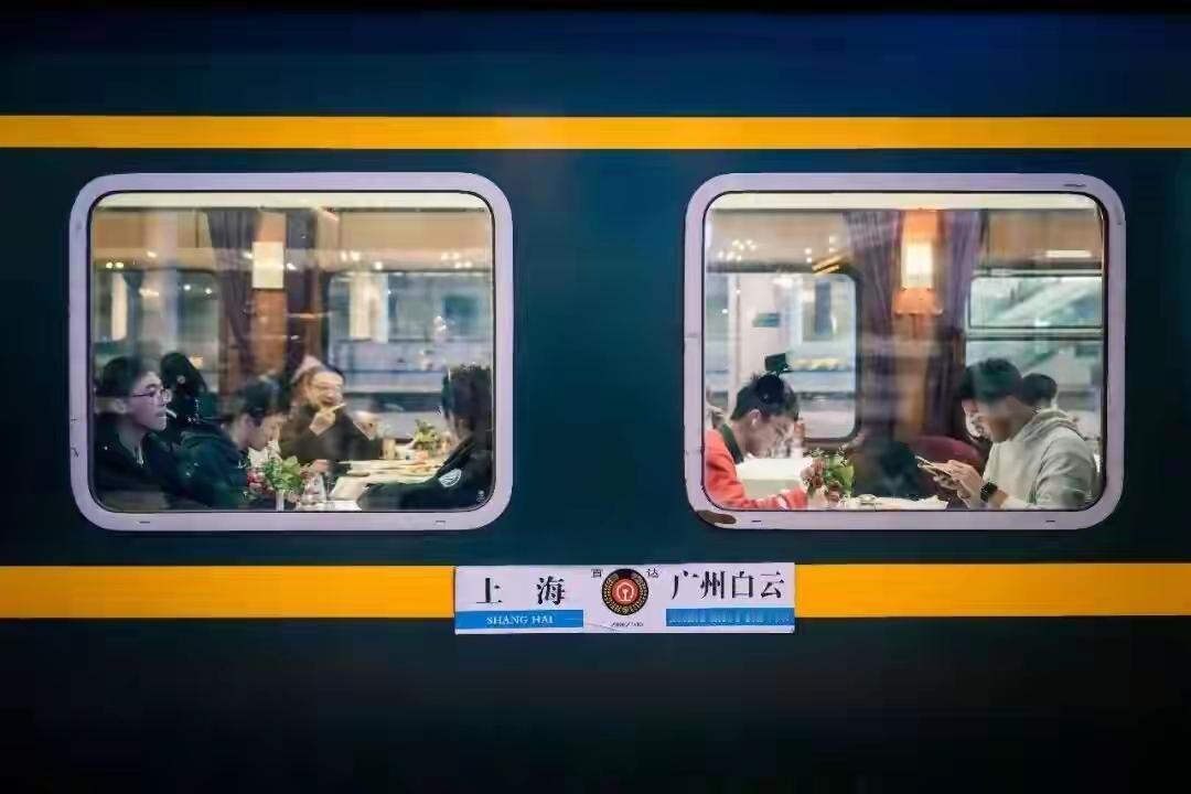 ✨火车两人买三坐的争议✨✦贫道个人认为，两个人买了三个座位，导致别人只能买