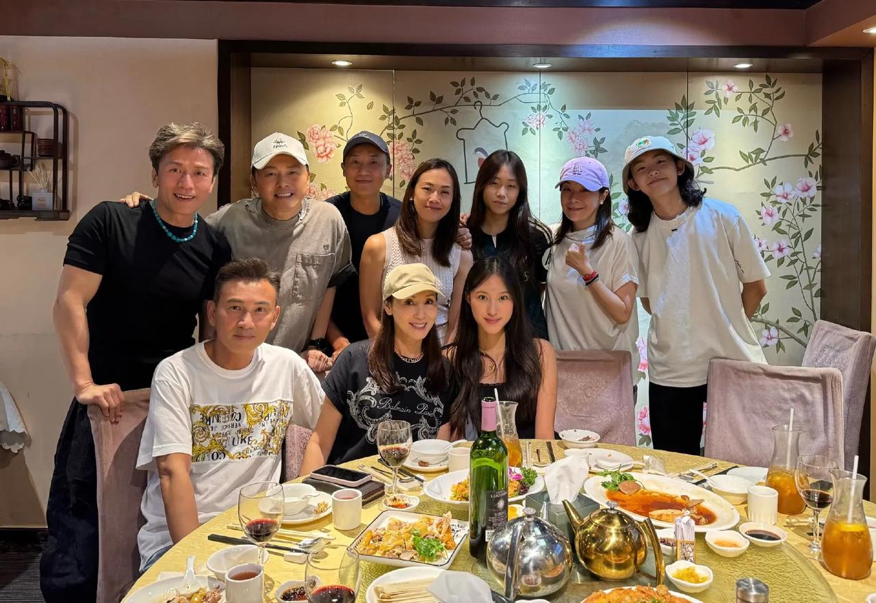 郭可盈晒TVB三十年好友聚会照，59岁已退圈当总裁男星久违露面，3位星二代亭亭玉