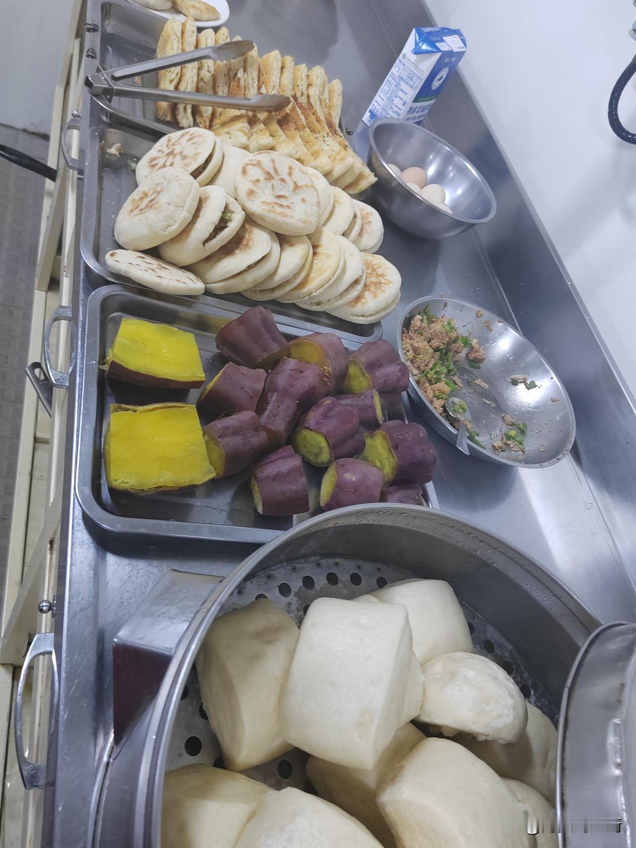 上这条船之前，公司已经给我安排了另外一条船，船期比这条船晚半个多月，这条船上的一