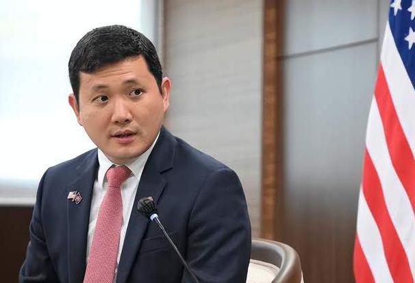 看了中菲在海上的几次交锋，美国驻东盟“一把手”当着全球记者的面对华喊出一句话，整