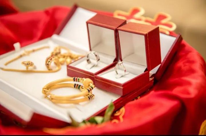 山东潍坊有个黄女士，几年前开始给孩子攒结婚用的“三金”，结果没想到攒出一笔横财。