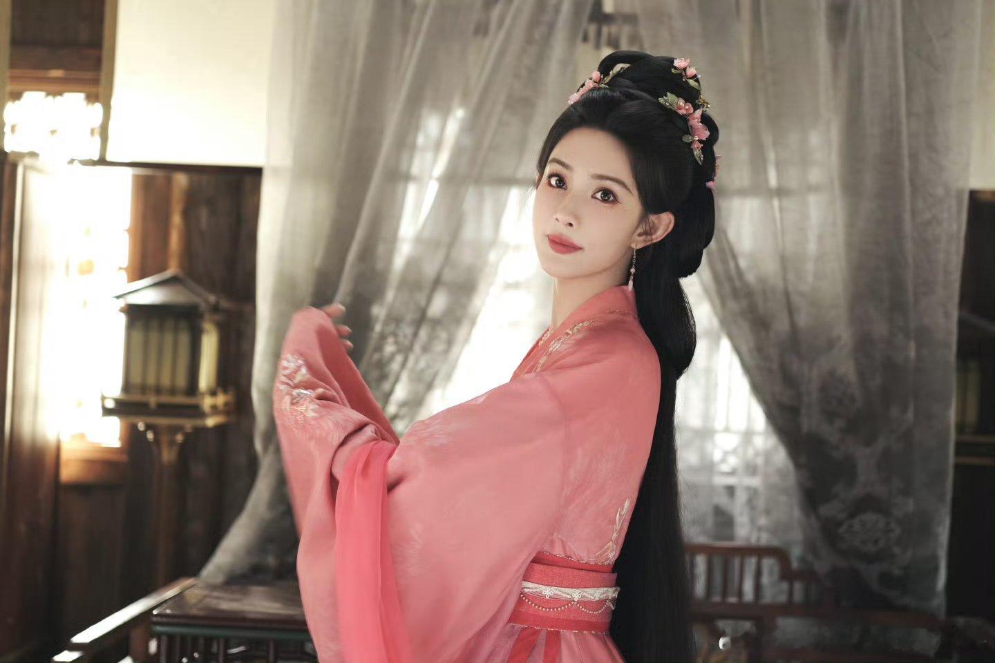 孟子义谁懂孟子义前4集的美貌一袭红衣踏山河，剑锋挑落万朵霞🌸孟孟